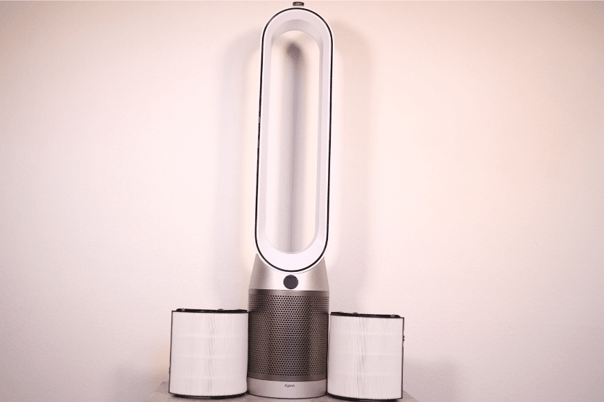 Neben dem Dyson Purifier Cool Autoreact TP7A Luftreiniger und Turmventilator steht der HEPA-Filter der Klasse H13